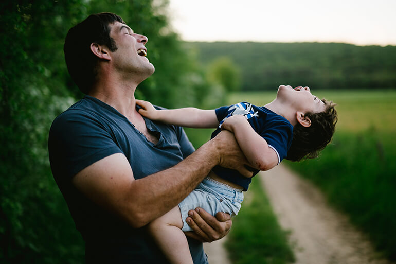 Un papa et son enfant s'amusant