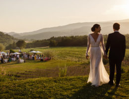Les secrets de la photo de mariage Photographie d'un couple de mariés se dirigeant vers le banquet de fête. Mariage atypique en extérieur.