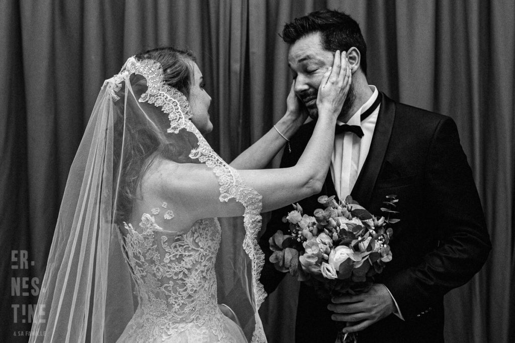 photo de mariage émouvante en noir et blanc d'une mariée et son époux